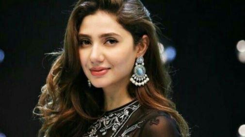 Mahira Khan spotted shopping at traditional market, clip goes viral