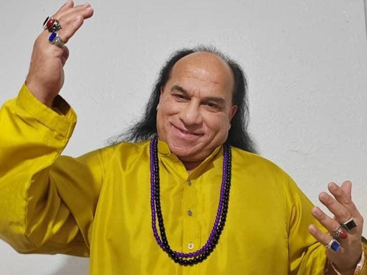 Self-proclaimed singer Chahat Fateh strikes again