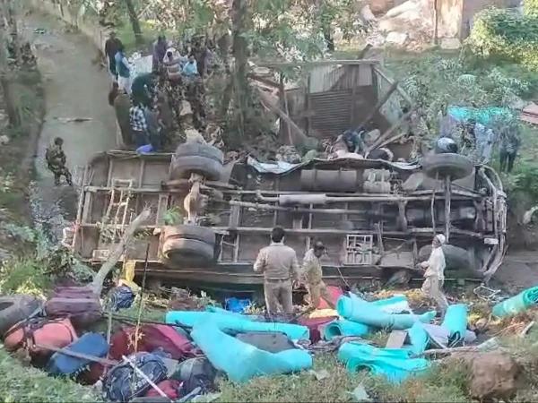 جموں کشمیر : بھارتی فوجی گاڑی گہری کھائی میں جا گری،3 اہلکار جاں بحق ،متعدد زخمی