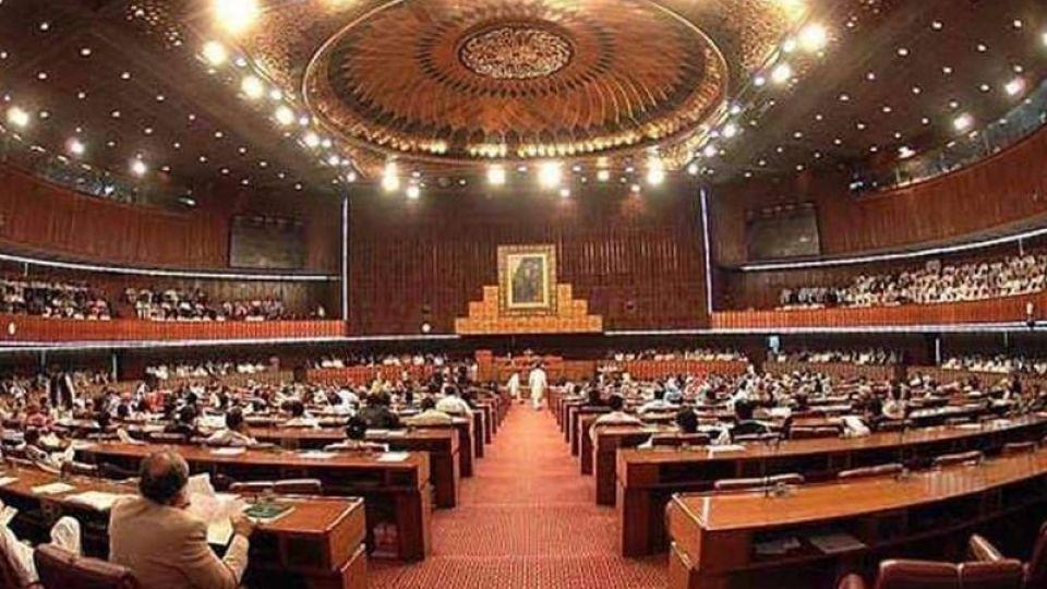پی ٹی آئی کو ایک اور جھٹکا، قومی اسمبلی کے تین اہم عہدوں سے ہاتھ دھونا پڑ گئے
