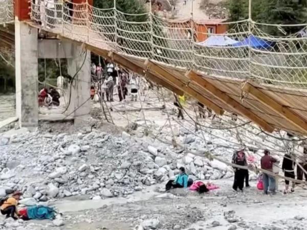 چین کے علاقےسنکیانگ   میں معلق پل ٹوٹ گیا، 5 افراد جاں بحق