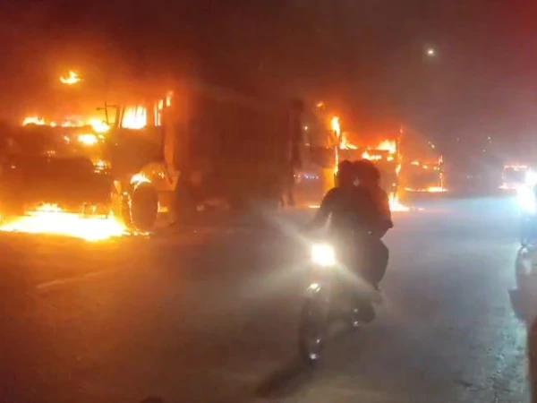 کراچی:ڈمپر کی ٹکر سے بہن بھائی جاں بحق، مشتعل افراد نے 7 ڈمپرز کو آگ لگا دی