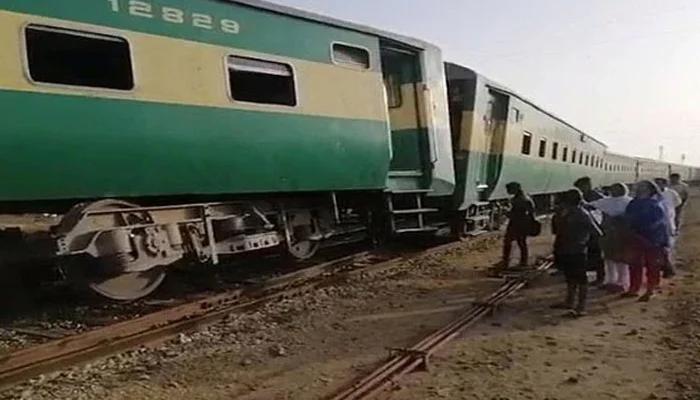 پشاور سے کراچی جانیوالی عوام ایکسپریس کی 2 بوگیاں پٹری سے اتر گئیں