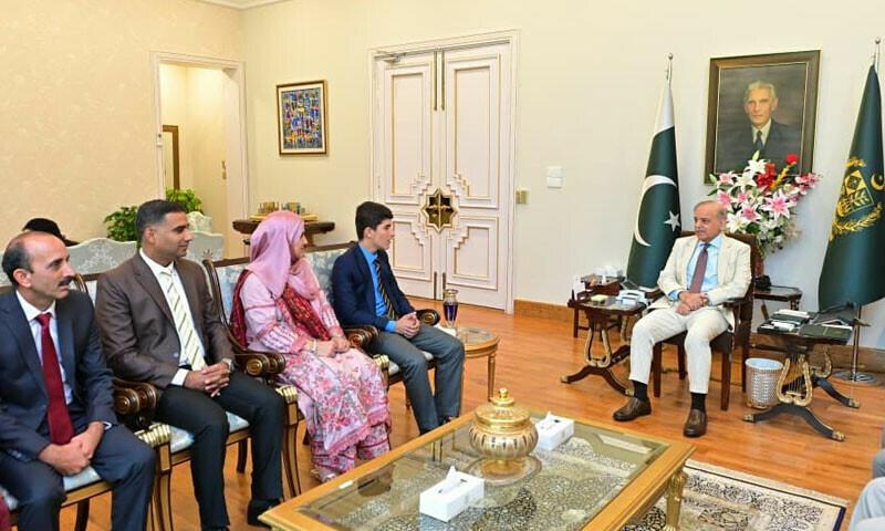 سیلاب متاثرہ طالبعلم اکرام اللہ کاکڑ کی میٹرک میں کامیابی، وزیراعظم شہباز شریف سے ملاقات