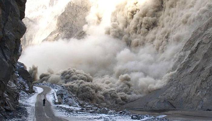 گلگت  میں لینڈ سلائیڈنگ کا خوفناک حادثہ، 8 رضاکار ملبے تلے دب کر جاں بحق