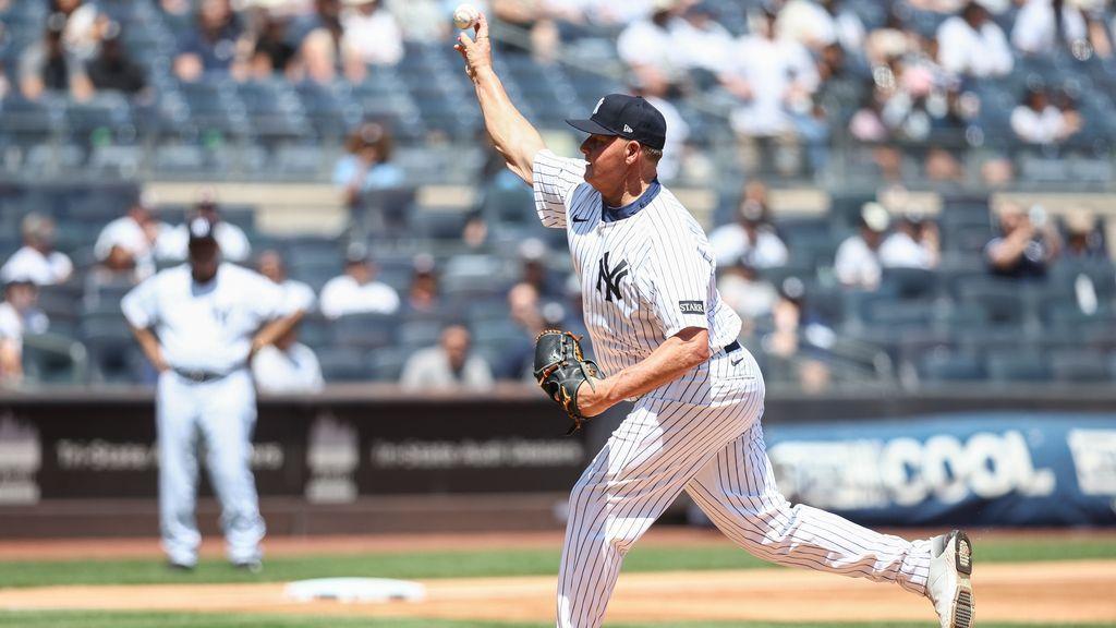 At Old-Timers' game, Clemens talks Piazza toss