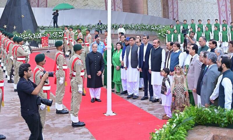 ملک بھر میں 78 واں یوم آزادی آج بھرپور ملی جوش و جذبے کیساتھ منایا جا رہا ہے،توپوں کی سلامی سے دن کا آغاز