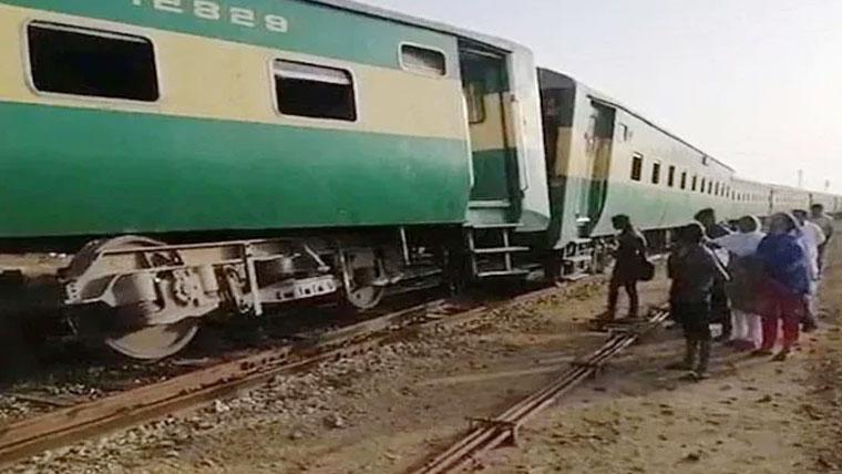 عوام ایکسپریس ٹرین  بڑے حادثے کا شکار، لودھراں   کے قریب ٹرین کی 5 بوگیاں پٹری سے اتر گئیں