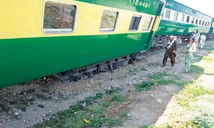 Awam Express derails near Lodhran, 1 dead, 21 injured
