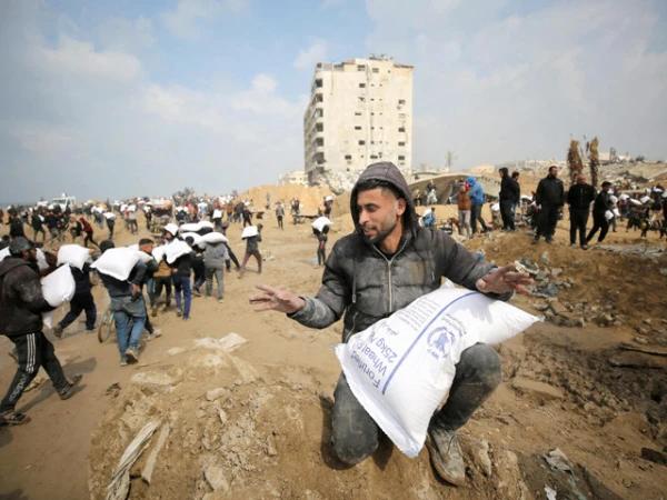 اسرائیلی فوج کا امداد کے منتظر فلسطینیوں پر فائرنگ اور بمباری، مزید 57 فلسطینی شہید
