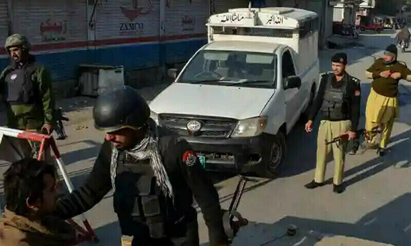 لکی مروت  :پولیس مقابلے میں گاڑیاں لوٹنے والے گینگ کے 4 ڈاکوجاں بحق