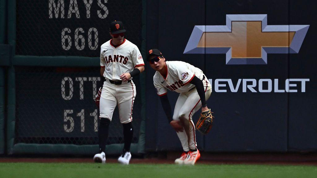 Giants' Lee corrals ball with knees for wild catch