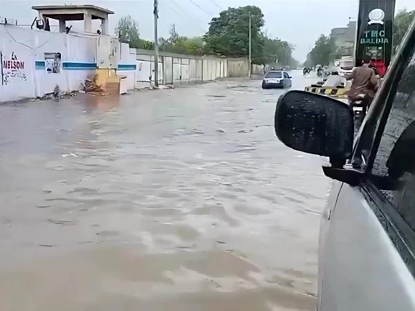شہر قائد میں چند گھنٹوں کی بارش نے ضلعی انتظامیہ کے دعوؤں کی قلعی کھول دی
