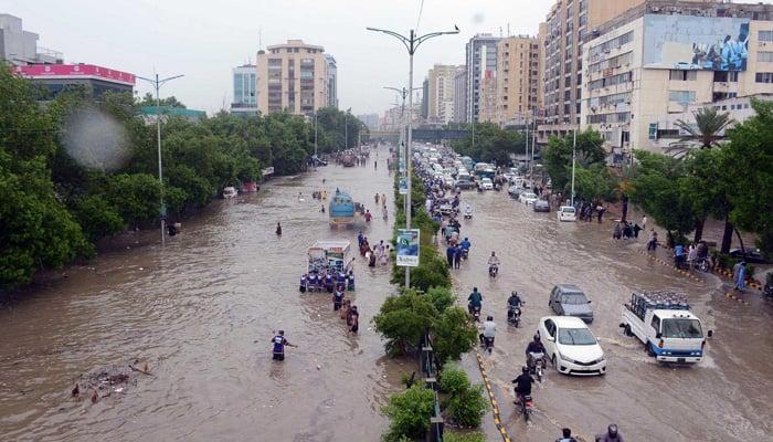 کراچی شہر  ڈب گیا،طوفانی بارش میں مختلف حادثات میں 11 افراد جاں بحق
