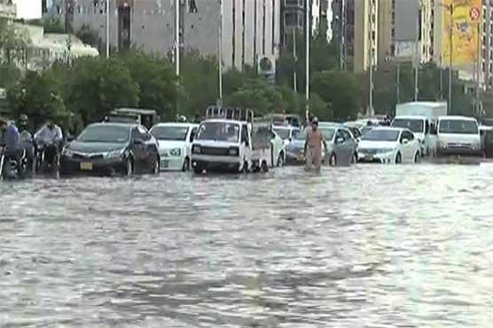 کراچی میں دوبارہ موسلادھار بارش، نشیبی علاقے زیرِ آب آنے لگے