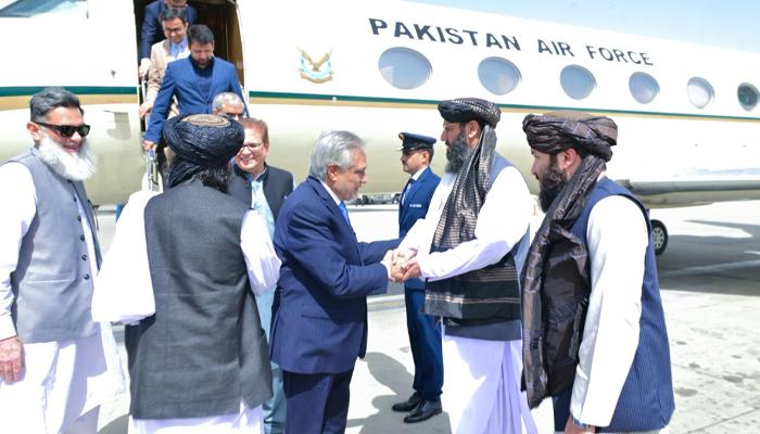 تین ملکی مذاکرات: وزیر خارجہ اسحاق ڈار کابل پہنچ گئے