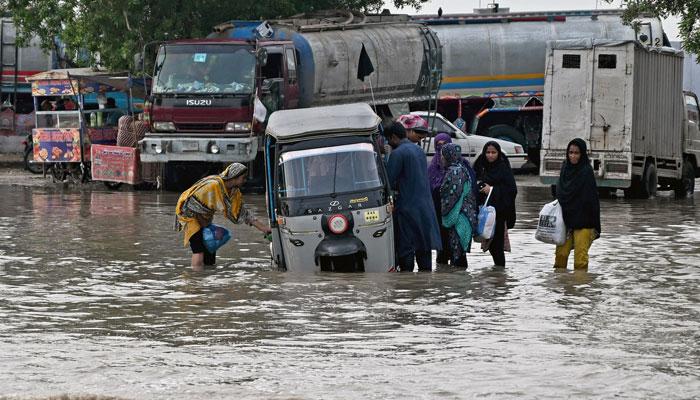 کراچی میں بارش سے ہلاکتیں 17 تک جا پہنچیں، نظامِ زندگی بدستور درہم برہم