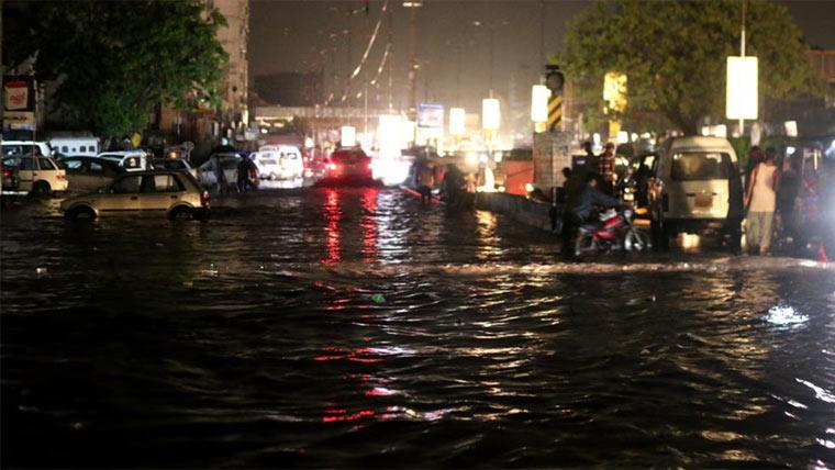 کراچی میں بارش کے باعث  100 فیڈرز پر بجلی کی فراہمی تاحال بحال نہ ہوسکی