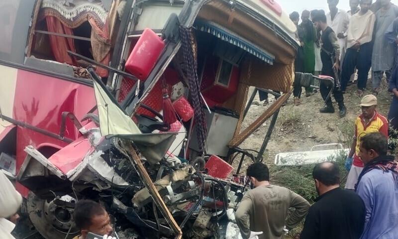 لسبیلہ کی تحصیل اوتھل کےقریب مسافر کوچ اور 2 پک اپ گاڑیوں میں تصادم،9 افراد جاں بحق