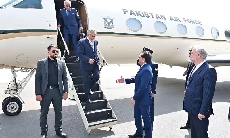 وزیر خارجہ اسحاق ڈار 2 روزہ سرکاری دورے پر ڈھاکہ پہنچ گئے