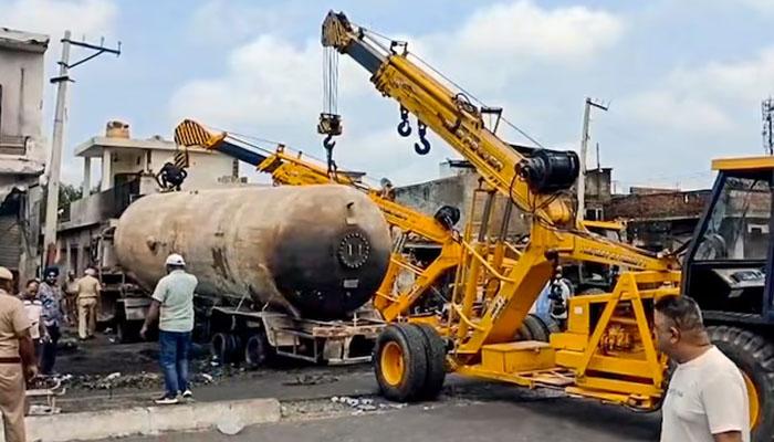 بھارت :مسافر وین اور ایل پی جی ٹینکر میں تصادم سے 7 افراد جاں بحق،متعدد زخمی