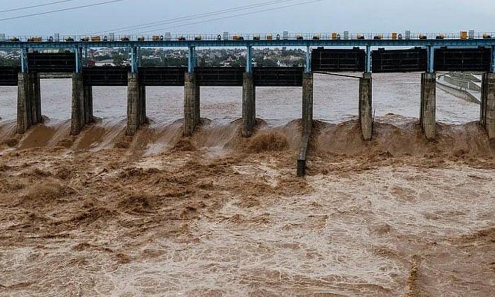 India releases 200,000 cusecs of water into Ravi, floods in areas of Punjab