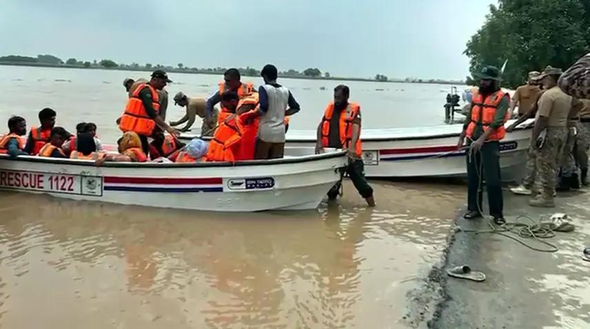 پاک فوج پنجاب کے چھ اضلاع میں سیلابی صورت حال سے نپٹنے کے لئے مصروف عمل