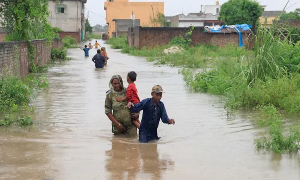 Ravi riverside settlements under water, another flood wave to enter from India today