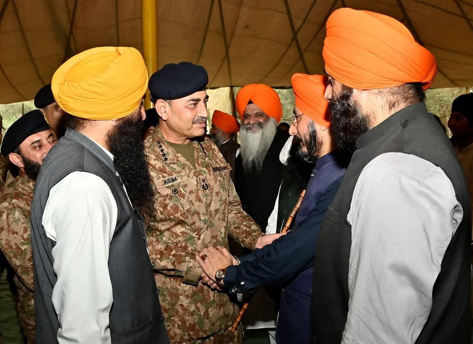 فیلڈ مارشل عاصم منیر کا پنجاب کے سیلاب متاثرہ علاقوں کا دورہ، ریسکیو ورکرز کی حوصلہ افزائی