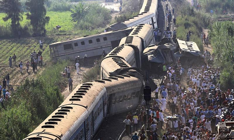 مصر: مسافر ٹرین کو خوفناک حادثہ ،3 افراد جاں بحق ،درجنوں زخمی 