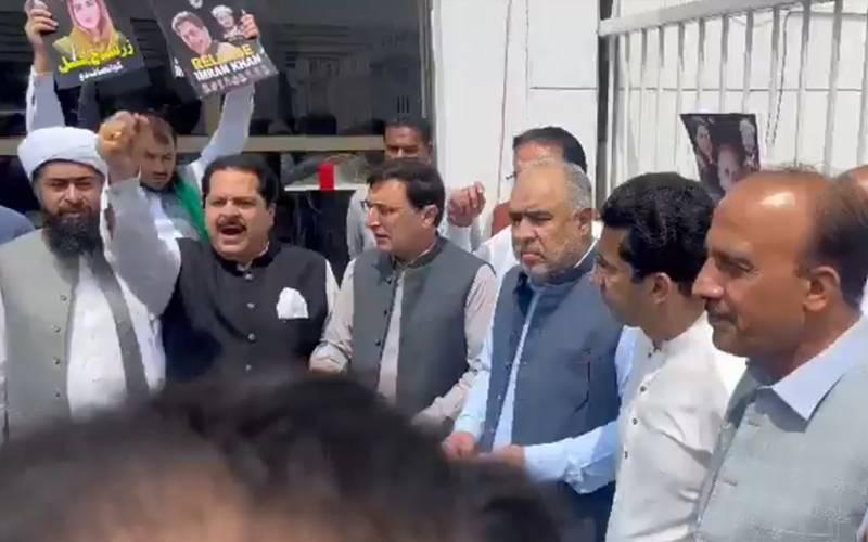 پی ٹی آئی کا قومی اسمبلی اجلاس کے بائیکاٹ کا فیصلہ،پارلیمنٹ کے باہر اپنی اسمبلی لگا لی