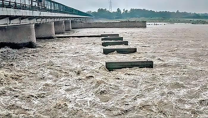 دریائے چناب میں اونچے درجے کا سیلاب، 500 دیہات خالی، خطرے کی گھنٹی بج گئی