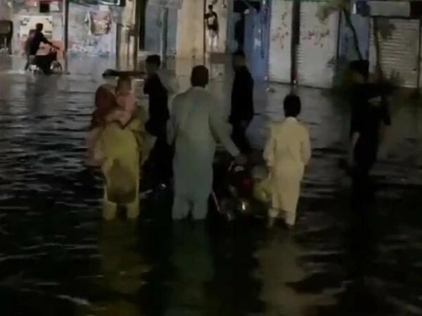 گجرات بدترین اربن فلڈنگ کی لپیٹ میں، 506 ملی میٹر بارش نے ہر طرف تباہی مچا دی