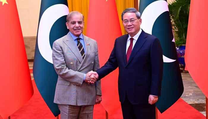 بیجنگ: وزیراعظم کی چینی ہم منصب سے ملاقات،تعلقات مزید مستحکم  کرنے کا اعادہ