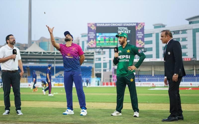 سہ ملکی سیریز: پاکستان کا متحدہ عرب امارا ت کے خلاف ٹاس جیت کر بلے بازی کرنے کا فیصلہ