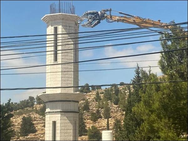 اسرائیلی فوج نے مغربی کنارے میں قائم  مسجد کے زیرِ تعمیر مینار کومنہدم کر دیا