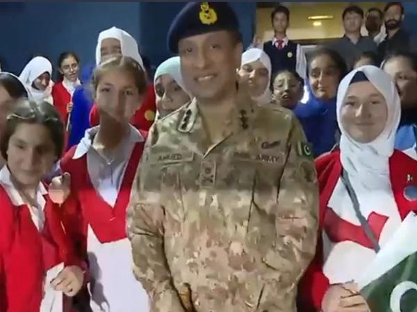 ڈی جی آئی ایس پی آرکا  مری کے مختلف تعلیمی اداروں کا دورہ