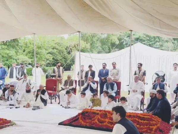 وزیر اعظم شہبازشریف کی نواز شریف کے ہمراہ آبائی قبرستان آمد،قرآن خوانی اوردعاکی