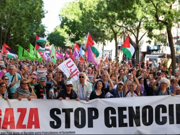 فلسطینی عوام کے ساتھ اظہار یکجہتی کے لیے ہزاروں افراد کا لندن کی سڑکوں پر احتجاج