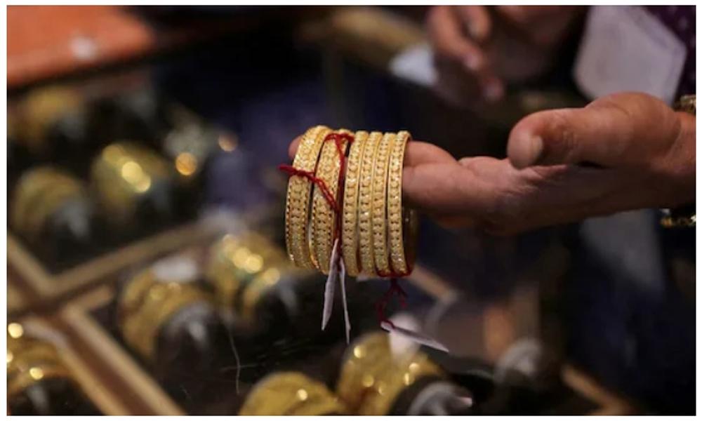 Per tola gold price surges in Pakistan