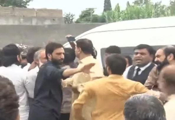 PTI supporters attack media during Aleema Khan’s speech