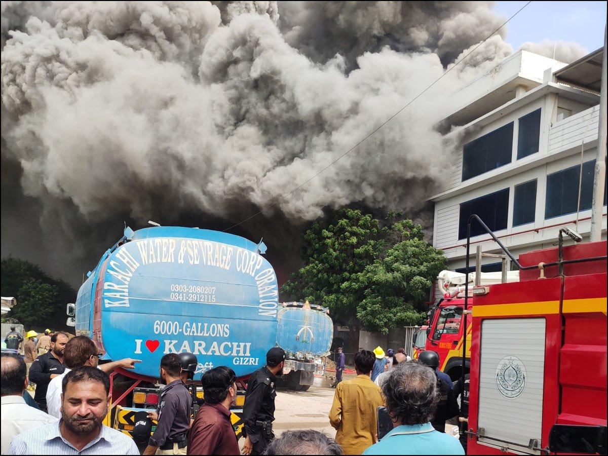 نیو کراچی میں آگ سے متاثرہ گارمنٹس فیکٹری منہدم