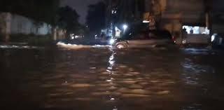 کراچی میں موسلا دھار بارش، نشیبی علاقے زیرِ آب