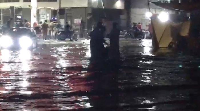 کراچی : ملیر اور لیاری ندیاں بپھرنے سے پانی رہائشی علاقوں میں داخل،  پاک فوج سے مدد طلب