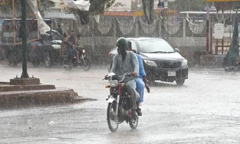 کراچی:صبح سویرے مختلف علاقوں میں کہیں ہلکی اور تیز بارش کا سلسلہ وقفے وقفے سے جاری