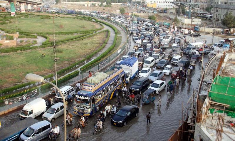  شہر قائد کے  مختلف علاقوں میں ایک بار پھر  بارش نے نظامِ زندگی کو متاثر کر دیا