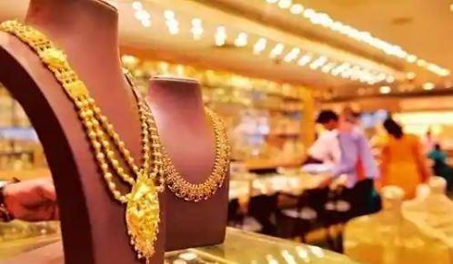 Gold prices drop in global and local markets