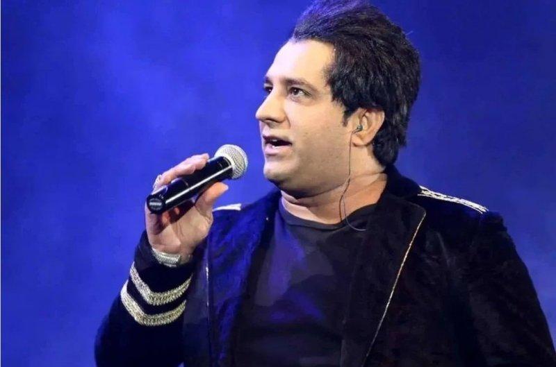 Renowned Iranian singer Omid Jahan dies of heart attack during stage performance