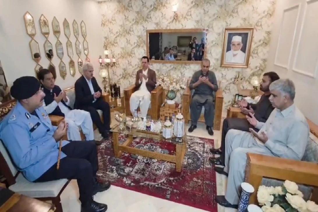  محسن نقوی اور طلال چوہدری کی شہید کیپٹن تیمور حسن کے گھر آمد، اہل خانہ سے اظہارِ تعزیت