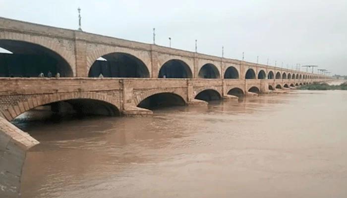 سکھر بیراج پر اونچے درجے کا سیلاب، کشمور و شکارپور کے کچے علاقے زیر آب